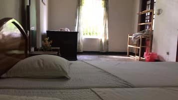 Escrivaninha, quartos à prova de som, berços (sobretaxa)