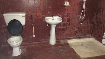 Quarto casal básico de uso individual | Banheiro | Chuveiro, produtos de toalete grátis, chinelos, toalhas de banho