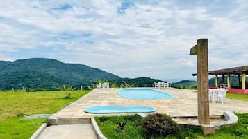Piscina externa, funciona das 8h às 20h30, espreguiçadeiras