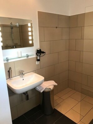 Premium Apartment, 1 Bedroom, Non Smoking, Kitchenette | Bathroom | Shower, hair dryer, towels - Campus Boardinghouse Aachen (Aachen)