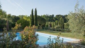 A swimming pool surrounded by lush greenery and tall trees. - Croce di Bibbiano (Colle di Val d'Elsa)