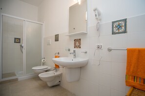 Standard Double Room, 1 Double Bed, Garden View, Sea Facing | Bathroom | Shower, free toiletries, hair dryer, bidet