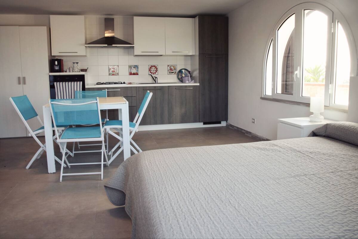 Standard Studio, 1 Double Bed, Kitchen, Oceanfront | 1 bedroom, in-room safe, desk, laptop workspace