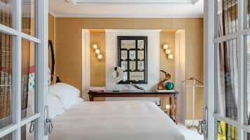 Luxury Suite | Minibar, in-room safe, desk, soundproofing