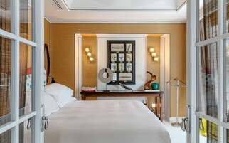 Luxury Suite | Minibar, in-room safe, desk, soundproofing