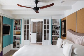 Suíte, 1 quarto, vista para o pátio | Frigobar, cofres nos quartos, escrivaninha, quartos à prova de som