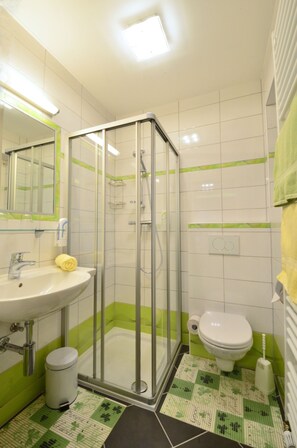 Chambre double | Salle de bain | Douche, articles de toilette (gratuits), séchoir à cheveux, pantoufles