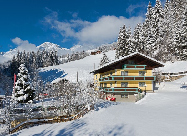 Fachada de la propiedad