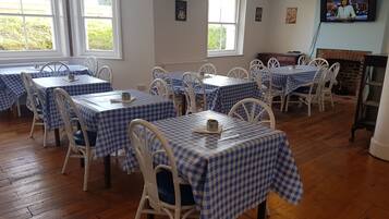 Päivittäinen mannermainen aamiainen (6 GBP per henkilö)