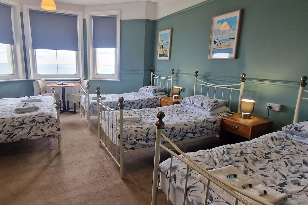 Chambre familiale, salle de bain attenante, vue sur la mer | Fer et planche à repasser, lit de bébé (supplément)