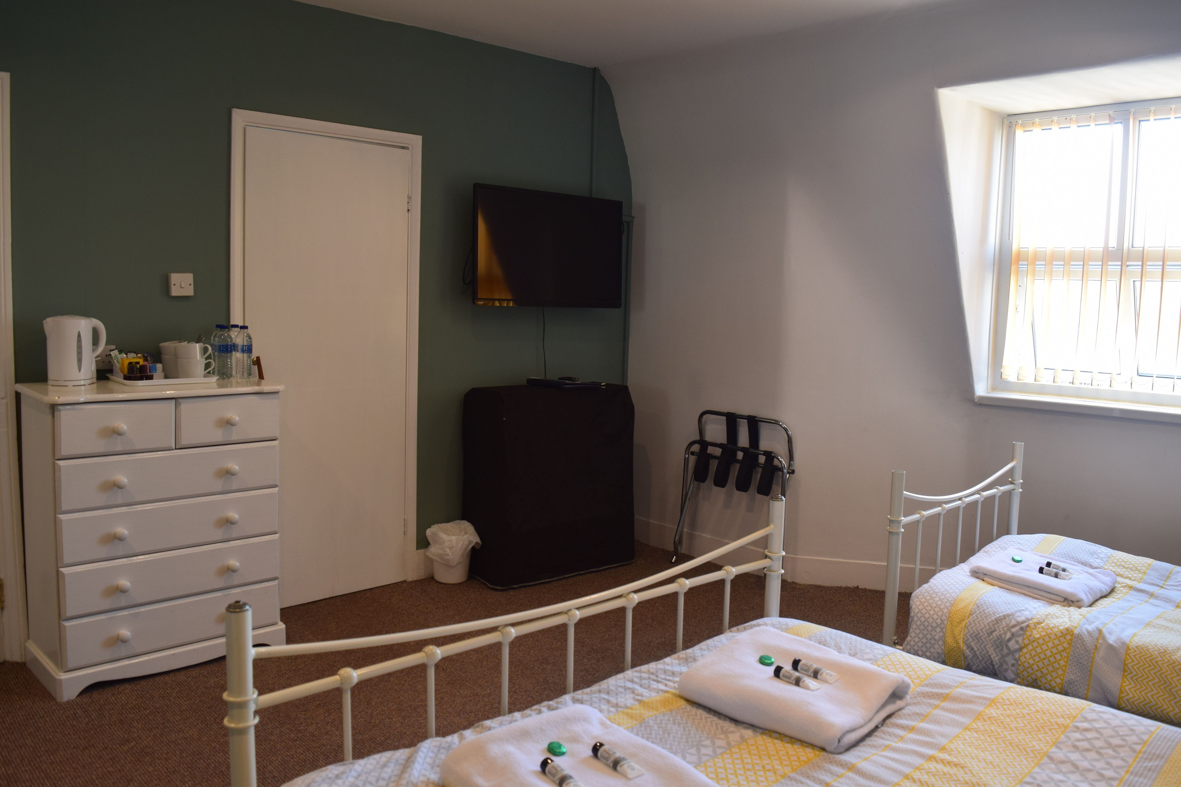 Habitación familiar, baño en la habitación | Tabla de planchar con plancha, cunas, camas extra y wifi gratis 