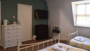 Habitación familiar, baño en la habitación | Tabla de planchar con plancha, cunas, camas extra y wifi gratis