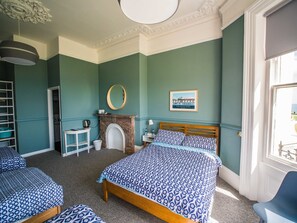 Familierom, eget bad, sjøutsikt | Strykejern/-brett, barnesenger og ekstrasenger (mot et tillegg)