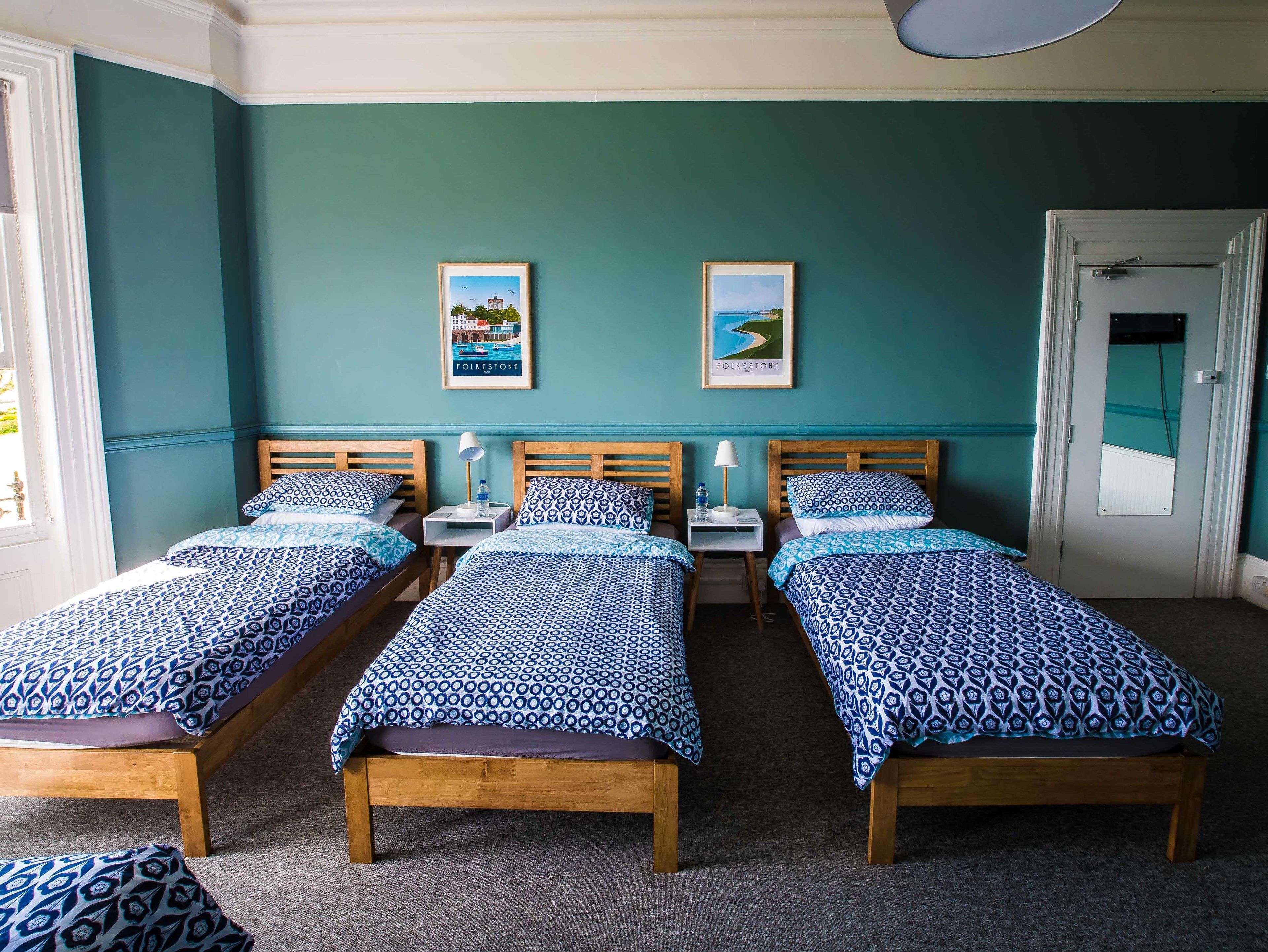 Habitación familiar, baño privado, vistas al mar | Tabla de planchar con plancha, cunas (de pago), camas supletorias