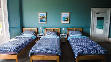 Habitación familiar, baño privado, vistas al mar | Tabla de planchar con plancha, cunas (de pago), camas supletorias