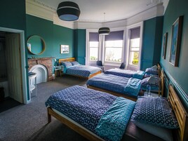 Habitación familiar, baño privado, vistas al mar | Tabla de planchar con plancha, cunas (de pago), camas supletorias