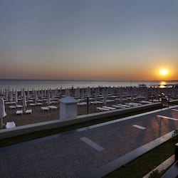 Plage privée, cabines gratuites, chaises longues, parasols