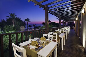 2 restaurants servant le dîner, spécialités Cuisine internationale