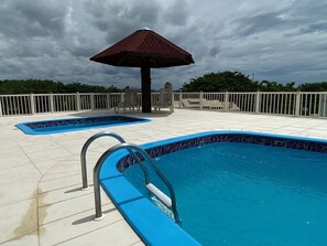 Outdoor pool, pool loungers - Hotel Panorâmico (Penha)