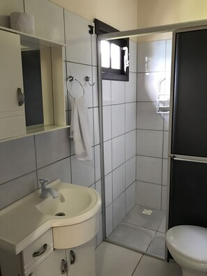 Shower, towels - Hotel Panorâmico (Penha)