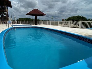 Piscine extérieure, chaises longues