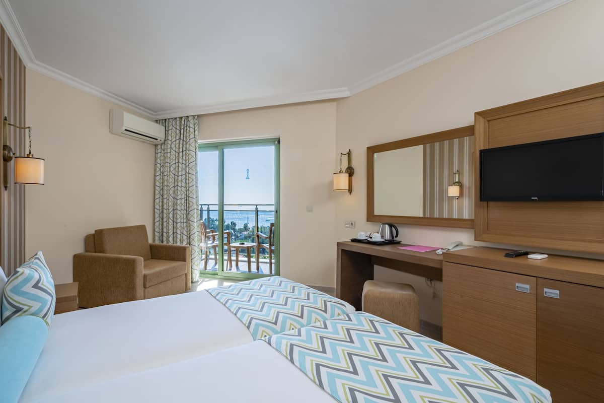 Minibar, escritorio, cunas gratuitas y wifi