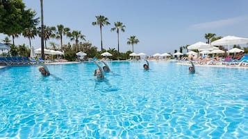 3 piscines extérieures, parasols de plage, chaises longues