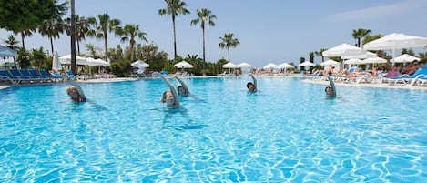 3 outdoor pools, pool umbrellas, pool loungers