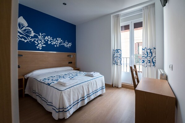 雙人房 | 客房內保險箱、書桌、遮光布/窗簾、熨斗/熨衣板