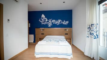 Double Room | Peti besi dalam bilik, meja, langsir/tirai gelap terus