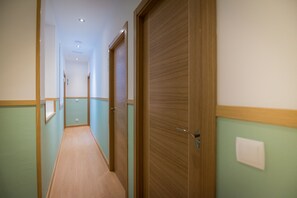 Interior entrance - Hostal Carracedo (Madrid)