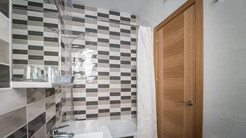 Gratis toiletartikelen, een haardroger, handdoeken