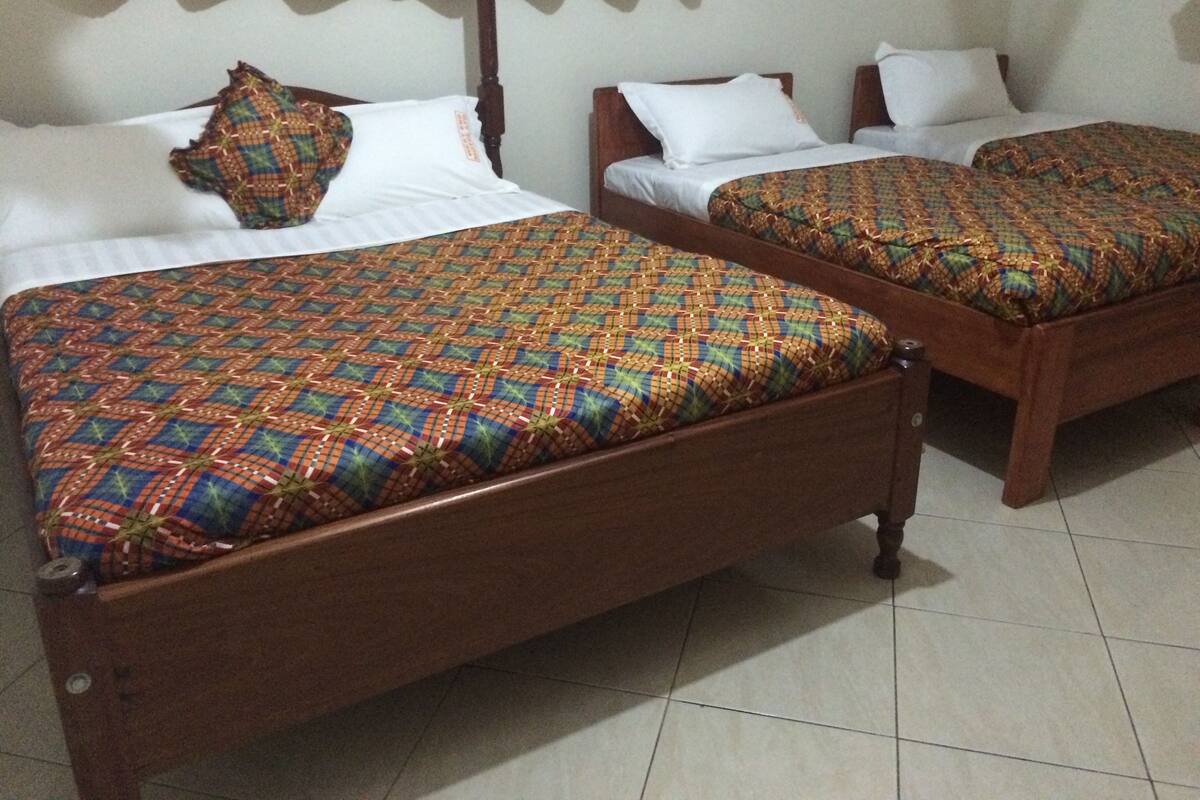 Escritorio, sistema de insonorización, wifi gratis y ropa de cama