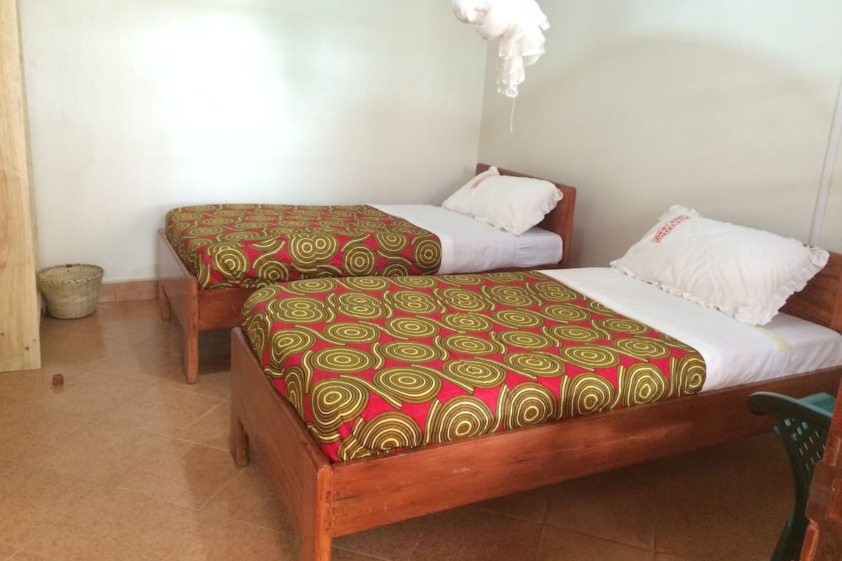 Escritorio, sistema de insonorización, wifi gratis y ropa de cama