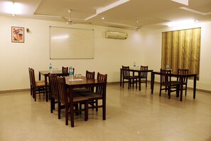 Restaurant - FabHotel Moulsari DLF Phase 3 (Gurugram)