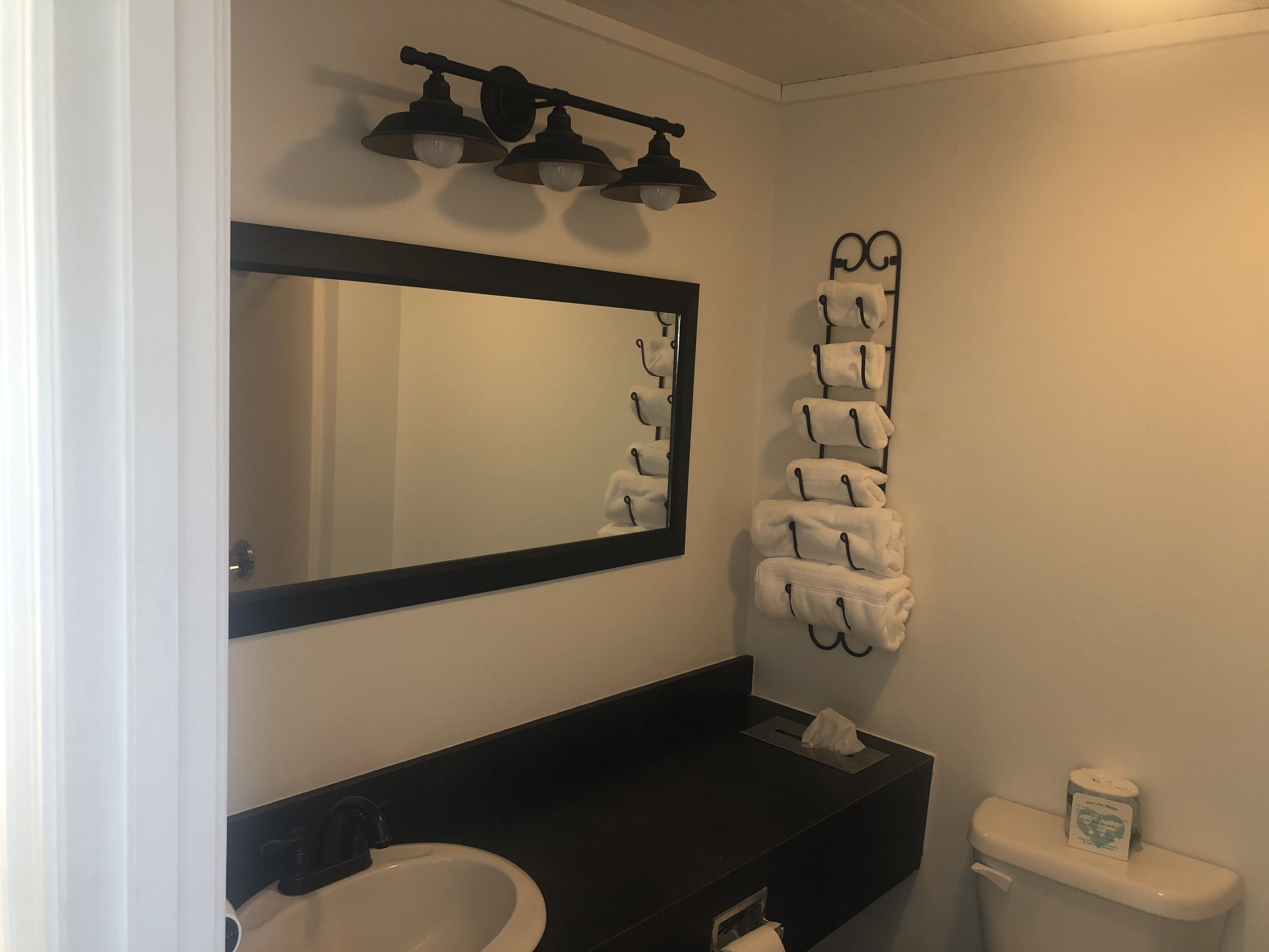 riverfront room, non smoking, 2 double beds | bathroom | combined shower/bathtub, free toiletries, towels