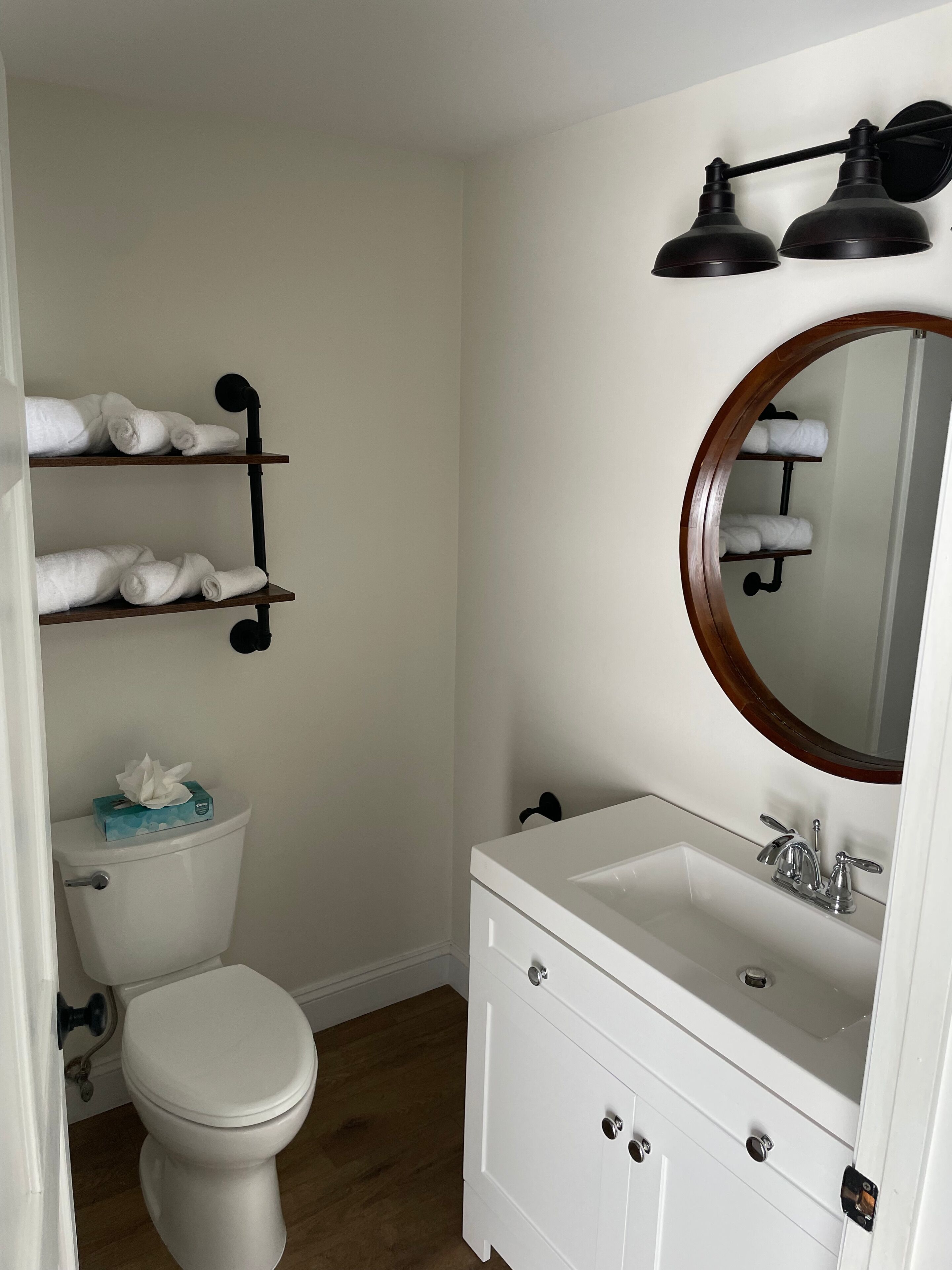 room | bathroom | combined shower/bathtub, free toiletries, towels