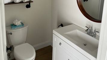 ห้องพัก | ห้องน้ำ | ฝักบัวในอ่างอาบน้ำ, ของใช้ในห้องน้ำฟรี, ผ้าเช็ดตัว