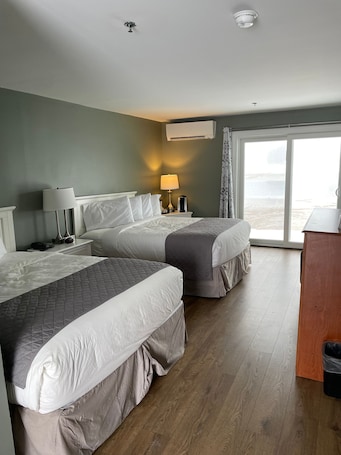 Cortinas blackout, wifi gratis y ropa de cama . Machias River Inn