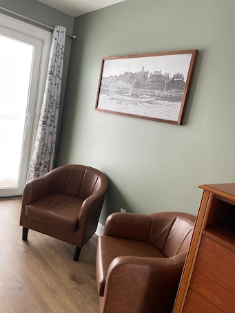 Cortinas blackout, wifi gratis y ropa de cama . Machias River Inn