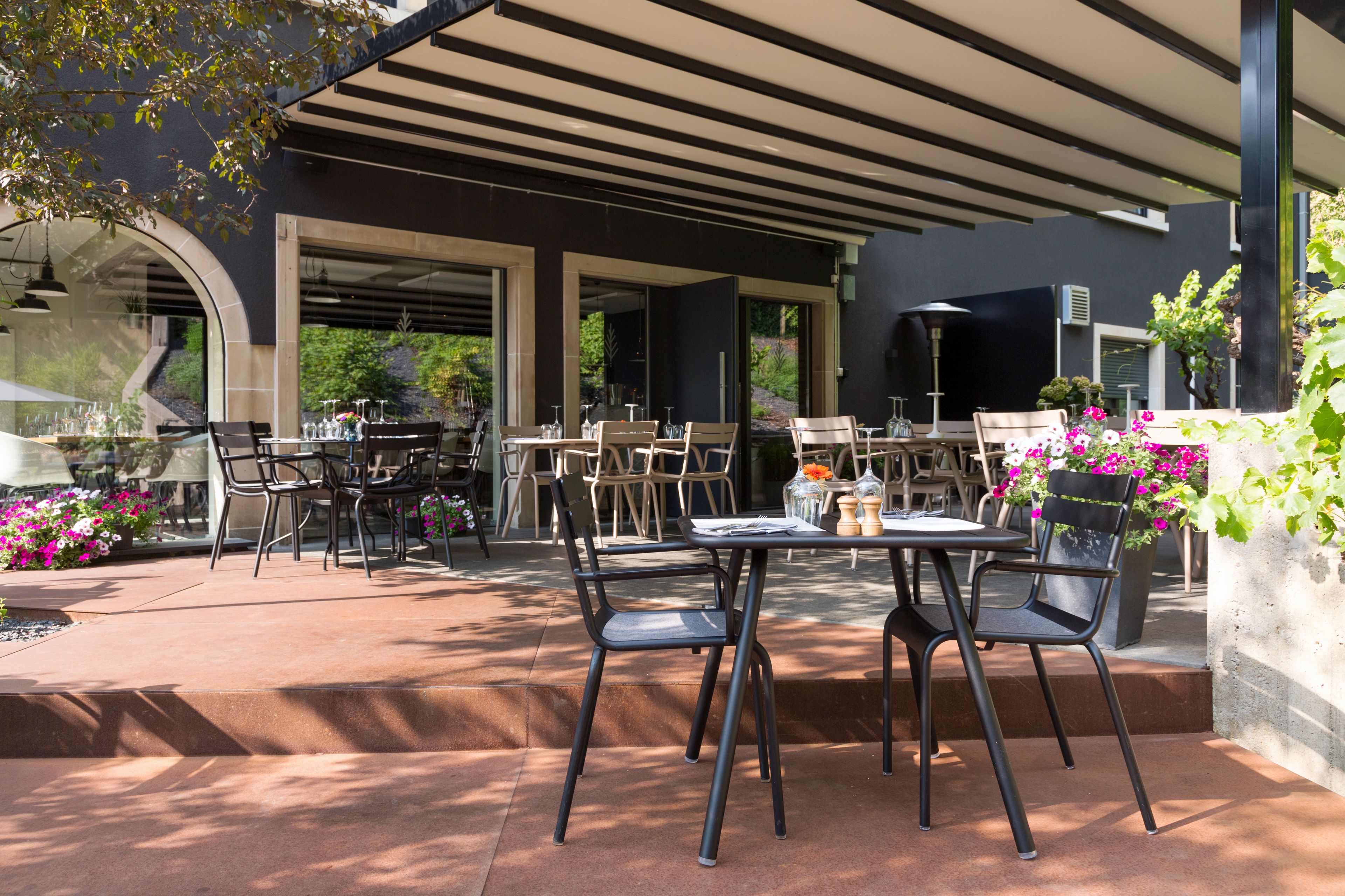 breakfast, lunch and dinner served