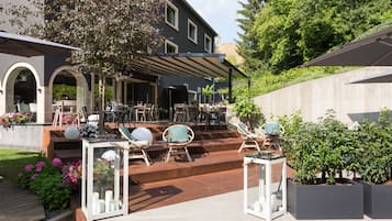 Petit-déjeuner, déjeuner et dîner servis sur place