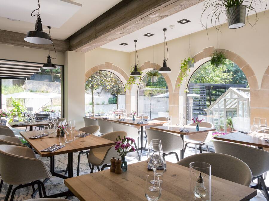 Serveert ontbijt, lunch en diner