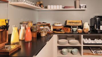 Morgunverðarhlaðborð daglega (22.00 EUR á mann)