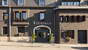 Un edificio con un cartel que dice "Hostellerie du Grunewald".