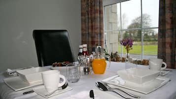 Petit déjeuner complet (6.00 GBP par personne)