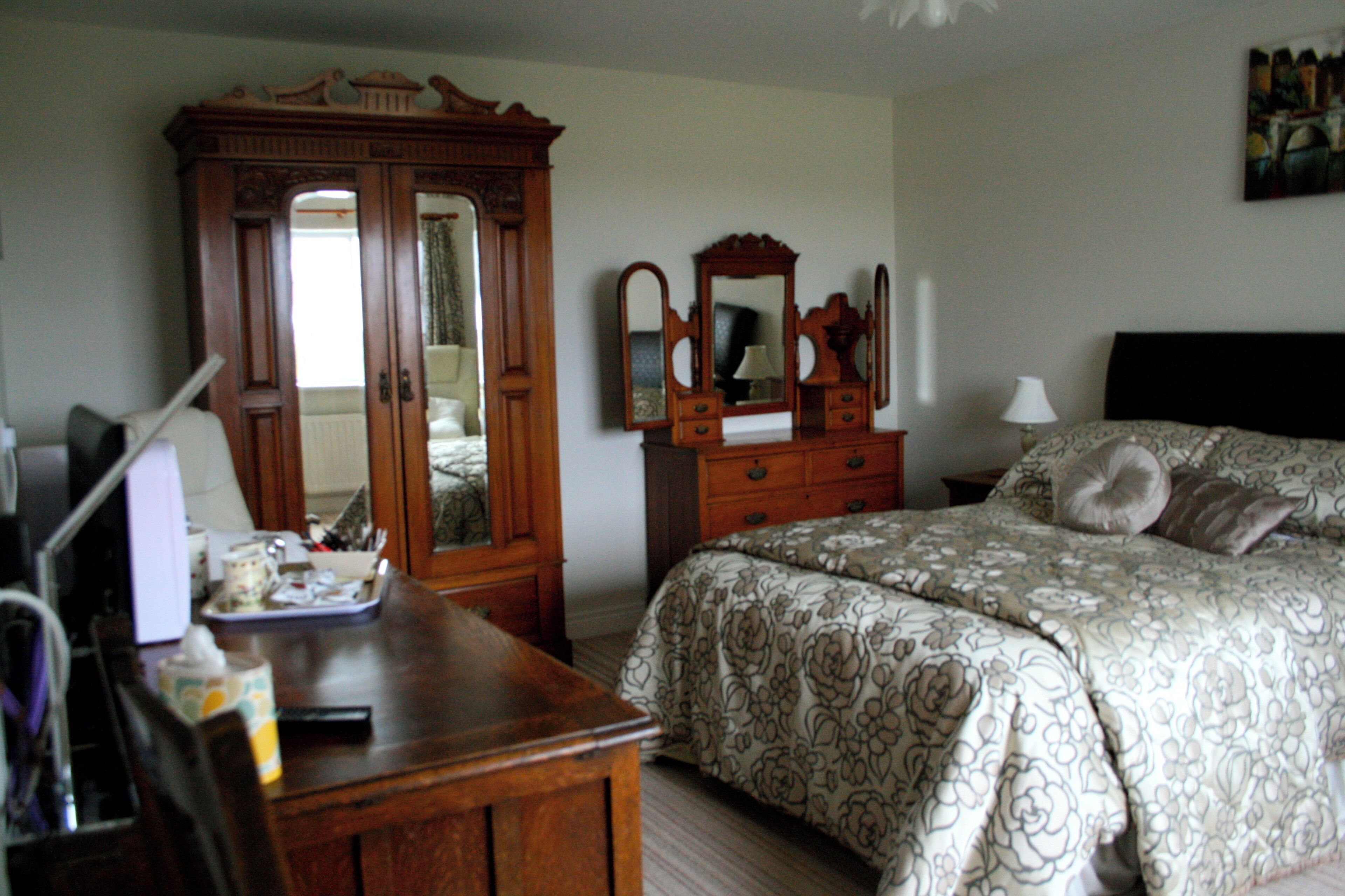 Chambre double, salle de bain attenante (Room 4) | Décor unique, ameublement unique, fer et planche à repasser