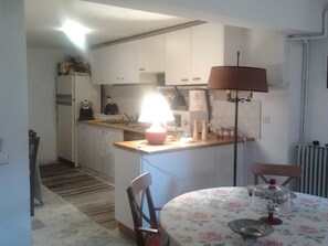 Refrigerador con freezer, microondas, horno, placa de cocina