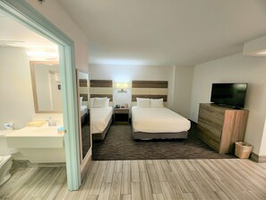 ห้องสแตนดาร์ด, ไม่มีหน้าต่าง (Interior Room w 2 Queen beds and Sofa) | ผ้าม่านกันแสง, เตารีด/โต๊ะรีดผ้า, Wi-Fi ฟรี, ผ้าปูที่นอน