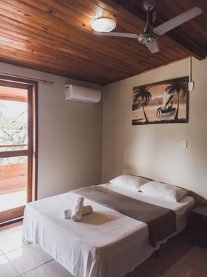 高級四人房, 多張床 | 防敏寢具、迷你吧、遮光窗簾/窗簾、免費 Wi-Fi